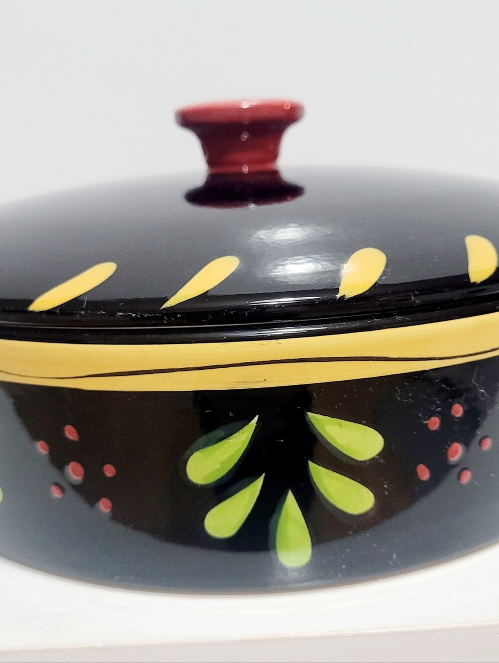 Gibson Elite Covered Serving Bowl Casserole Dish 9" Hand Painted Black Yellow